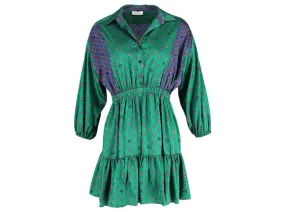 Vestido camisa mini de cintura fruncida en satén verde impreso de Sandro Paris con bloques de color 